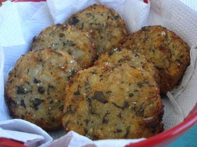 Bolinho frito de caxi com frango do Paraná